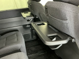 前席背面には格納式のテーブルも装備。食事やスマホ・タブレットでの動画視聴など様々な用途で活躍します。サイドにはちょっとした荷物がかけれる便利なコンビニフック付きです。