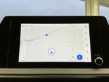 画面には現在地を示すマークと周辺道路の地図が表示され、目的地までの道順を確認する際に役立ちます。画面上の案内を見ながら行き先を把握でき、初めての場所への移動にも便利です。