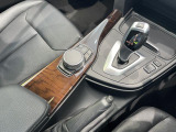 【シフトノブ】BMWの高性能オートマチックは、ATセレクトレバーを左側に倒すことで、通常の「D」から「S」(スポーツ)または「M」(マニュアル)へと切り替えが可能です。