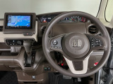 【ハンドル】運転にかかわる様々な操作を安全に行えるように視点移動が少なく操作性に配慮されたスイッチ類が凝縮されたコックピットです。