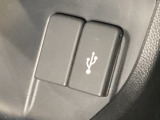 アクセサリーソケットの横にはナビゲーション用の外部入力可能なUSB端子がついております。