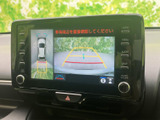 後方の映像に加えて車両周辺を上から見た表示も確認でき、駐車時の周囲確認をサポートします。画面内の目安線を参考にしながら、ゆっくりと後退する際に役立ちます。