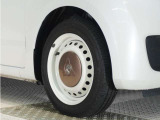 ◆純正ホイール装着車◆シンプルなデザインのホイールキャップ付きです。