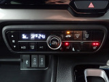 運転席からも手が届きやすく、操作しやすい空調コントロールパネル。オートエアコンなので操作の煩わしさが無くオールシーズン快適にドライブできます。快適空間で運転に集中できますね。