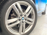 ●純正18インチアルミホイール:輸入車ならではの卓越した走りを支えるホイールと足回りです!日本車の走りに慣れている方にもぜひ体感して頂きたいほど、高いレベルでまとまっていま