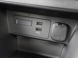 CD/DVD再生プレーヤーは装備されておりませんがフルセグTVチューナー、USB端子やブルートゥースオーディオは備えています。