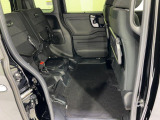 【後部座席】座面を跳ね上げると、高さのあるお荷物も載せることができるようになります。重いお荷物などは車の中心に近い場所に載せる方が車の姿勢が安定します。