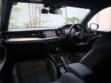 内装はシンプルに使い勝手を考え作られています。お車を運転する感覚をダイレクトに体感して頂けます。室内も広くロングドライブにも快適にお過ごしいただけます。