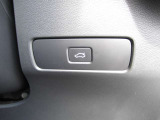 テールゲートには、車内からもスイッチ一つで開閉可能な電動開閉機能を装備。