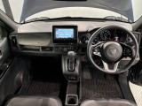 使いやすいレイアウトのダッシュボード周辺です。オートエアコンや小物入れなど嬉しい装備が満載です。