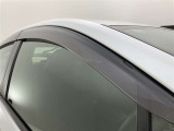 ドアバイザーも付いています。雨の日に少し窓を開けても、雨水が入りにくく、喫煙する方などにも強い味方です。