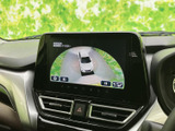 車両を上方から見た映像で周囲を確認できるモニターを備えています。駐車時に車体の位置や周辺の状況を把握しやすく、後退時の確認を助けてくれる便利な装備です。