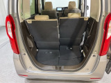 後席のシートをスライドさせると、広い荷室空間が生まれます。