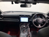 シンプルながら機能性あふれる運転席廻りです。視界性もよく、運転しやすいですよ。