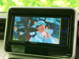 映像を表示できる画面を備え、停車中の待ち時間にも活用できます。画面の周囲には選択用のボタンが配置され、必要な項目を確認しやすい構成です。