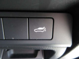 スイッチひとつで開閉できる電動リアゲートを装備。荷物で両手がふさがっている場面でも操作しやすく、積み降ろしをサポートします。