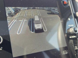 車両の前後左右に搭載されたカメラの映像を合成し、車を上から見下ろしているような映像をミニターに映し出すシステムのデジタルマルチビューモニター搭載!