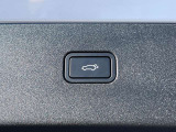 テールゲートには、スイッチ一つで開閉可能な電動開閉機能を採用。ダッシュボードとテールゲートに設置されたボタンを押すだけで自動的に開閉します。
