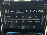 オートエアコンで車内快適♪ご希望の温度に設定すれば風向きや風量を自動で調整してくれますよ!