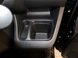 運転席の届きやすいところにドリンクホルダーがついています。視線をそらすことなく手に取れるので運転に集中できて安心ですね。