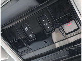 【スライディングパノラミックルーフ】 解放感あふれるパノラミックルーフに電動開閉機能を追加し、いつでも新鮮な空気を取り込むことが可能。直射日光を遮る電動ブラインドも備えています。