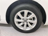 純正のアルミホイール装着。タイヤサイズは185/65R15