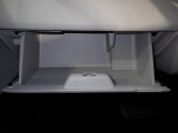 大型のグローBOXが装備されています。よく使うアイテムの収納に便利です、欲しい時にすぐに取り出せます♪