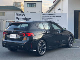 スタイリッシュなリアビュー。リアフォグランプを採用し、悪天候の走行時に後続のドライバーにし車両を示します。デザインだけではなく、安全面にも抜かりが無いBMWで駆け抜ける喜びを体感下さい。