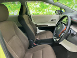 前席は身体を支える形状のシートで、運転席から前方を見渡しやすい室内空間です。明るい内張りと落ち着いたシート色が調和し、日常使いにもなじみます。