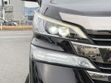 【LEDヘッドライト】悪天候や夜間走行時も良好な視界を確保し安心して運転できる高輝度LEDヘッドライトを装備!点灯速度が早く、消費電力も抑えられています。
