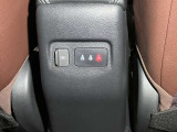 アームレスト後ろにはUSBソケットを装備!後席でも携帯を充電することができます!