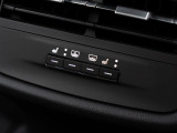 リアのシートヒーターもボタン1つで簡単に操作が可能です。電動リアシェードも装備されております。