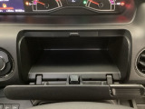 【収納】ステアリング前にグローボックスがついており、助手席まで手を伸ばさずに収納ができます。大容量設計になっているので使い勝手もよいです!
