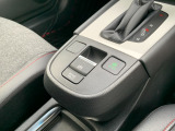 電動パーキングブレーキ・オートブレーキホールドです。ボタンを引っ張るだけでサイドブレーキがかかります。オートブレーキホールドは信号待ちや渋滞でもブレーキを踏み続ける必要なし!楽に運転できます!