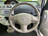 握りやすい形状のステアリングで、運転席からメーターや前方を見渡しながら操作できます。周辺にはスイッチ類も配置され、運転姿勢を保ったまま手元で必要な操作を行えます。
