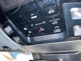 開放感のあるパノラマルーフ付きのお車です。
