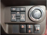 お車のキーはスマートキーです。キーを身につけた状態で車に近づき、ドアロックの解錠や施錠操作が出来ます。雨の日など両手がふさがっている時など、とっても便利ですね。