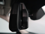 【ルームミラー一体型ETC】BMWといえばルームミラー一体型のETC。ドライバーから差し込めるかたちになっておりますので、差し忘れの際も慌てずにご利用いただけます。
