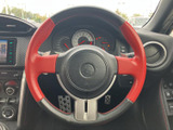運転席で自然に手を添えやすい形状で、赤と黒のカラー使いが目を引く仕上がりです。メーター類を確認しながら運転でき、日々の移動を支える扱いやすい装備です。