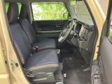 前席は視界が広く、運転席と助手席の間にもゆとりを感じる配置です。シートや足元は落ち着いた色合いでまとまり、乗り込む方を迎える清潔感のある空間です。