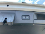 スマートオープン機能付電動リヤゲート装備、手荷物でボタン操作が出来ないときもリヤバンパー下部のセンサー部に足をかざすと自動でオープンします。