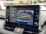 後方の映像と車両周辺の表示を画面で確認でき、駐車時の周囲確認をサポートします。ガイド線も表示されるため、後退時の位置関係を把握しやすく、日常の駐車に役立ちます。