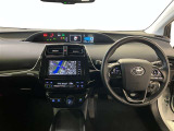 運転席周りのレイアウトをご覧ください。ナビゲーションが綺麗に装着されすっきり収まってますね!