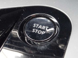 【プッシュスタート】キーが車内にあれば、エンジンの始動・停止はブレーキを踏んでスイッチを押すだけ!キーを取り出す手間を省き、ワンプッシュで操作するので簡単でスムーズ!