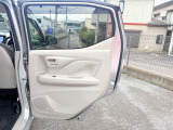 窓の開閉も楽々♪大きなサイドウィンドウは見晴らしのよさ、運転のしやすさを実感できます。