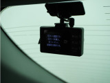 ◆リアにもドライブレコーダーを装備しております◆映像・音声などを記録する自動車用の装置です。もしもの事故の際の記録はもちろん、旅行の際の思い出としてドライブの映像を楽しむことができます。
