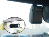 【ドライブレコーダー前後車内3カメラセット】前後のカメラでは映しきれない車内・車側面をカバーできる3カメラセット。駐車中の当て逃げ・いたずらや車上荒らしなどをしっかりと記録します。