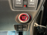 【ENGINE START/STOP】スマートキーをポケットやバッグに入れたままで、キーを差し込むことなくボタンを押すだけでエンジンが始動します。