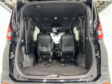 3列目シートは跳ね上げ式で折りたたみ可能です。キャンプ用品など大きな荷物もばっちり収納可能です!