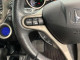 ステアリングにオーディオ操作スイッチが付いています。オーディオ画面に直接タッチしなくても操作が出来ますので、運転に集中できます。